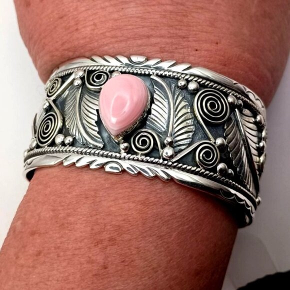 Southwest Cowgirl Sterling Silver Pink Conch Shell Cuff Bracelet 56g 1 1/4" Wide - Picture 1 of 7